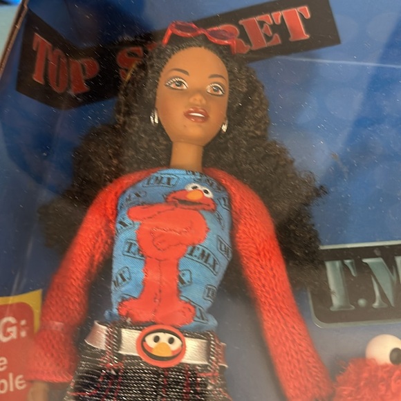 Vintage Barbie and Elmo in original box. Collector’s item. - Picture 5 of 7